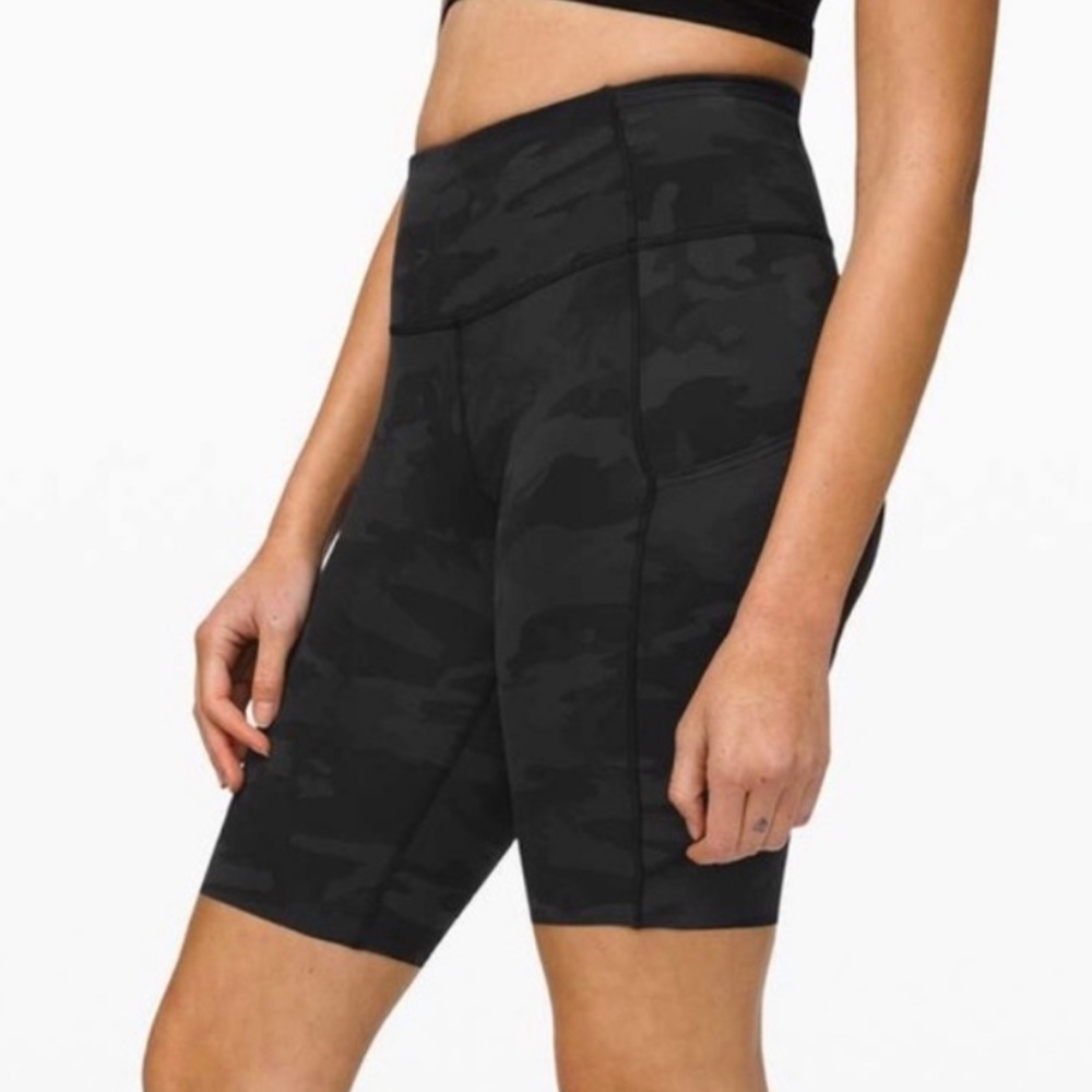 Lululemon fast & free black & gray camo print shorts Sz  4
